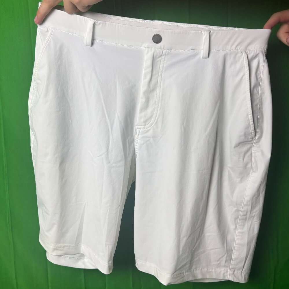 Red Vanly White Golf Shorts — Size L